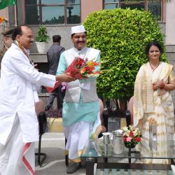 Prof Kedar Prasad Paroha giving Bouquet to Vice Chancellor